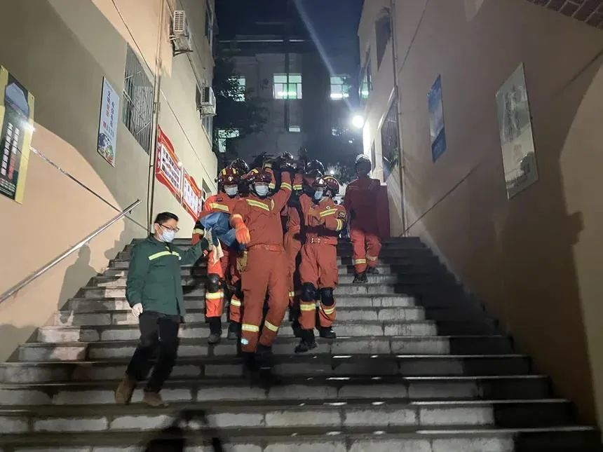碳纤维布加固｜重庆某食堂发生坍塌事故致10人受伤！