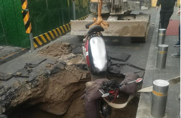 植筋加固｜郑州某地道路突然塌陷一对母女掉入坑内！