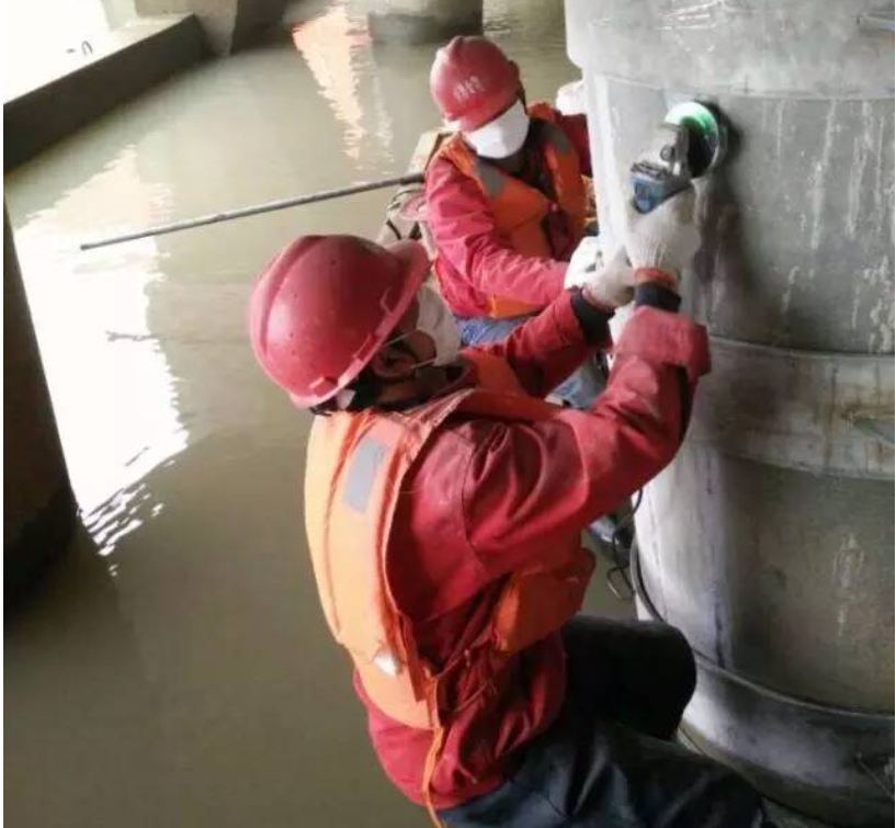 水中桥墩混凝土腐蚀用钢板加固