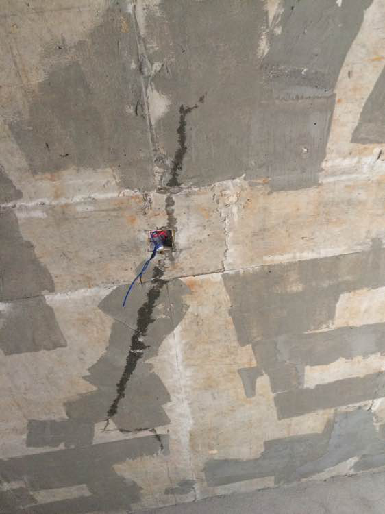混凝土楼板出现裂缝！
