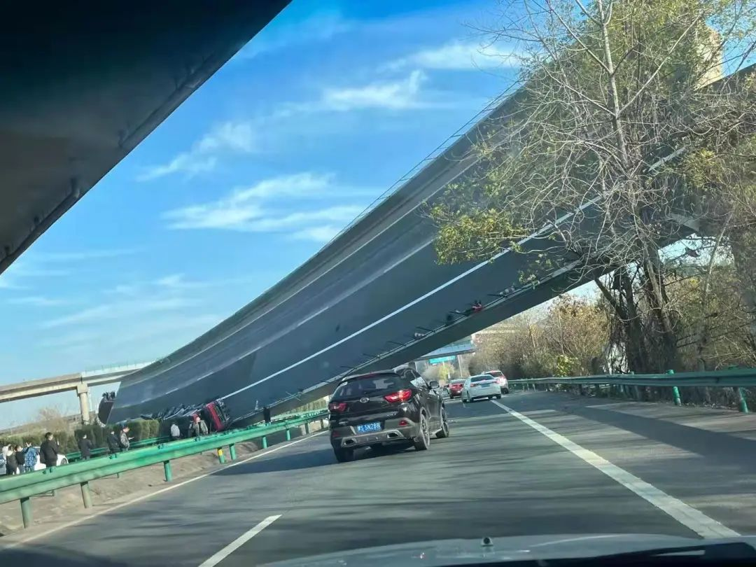碳纤维板加固｜湖北武黄高速突然桥梁塌陷交通陷入瘫痪