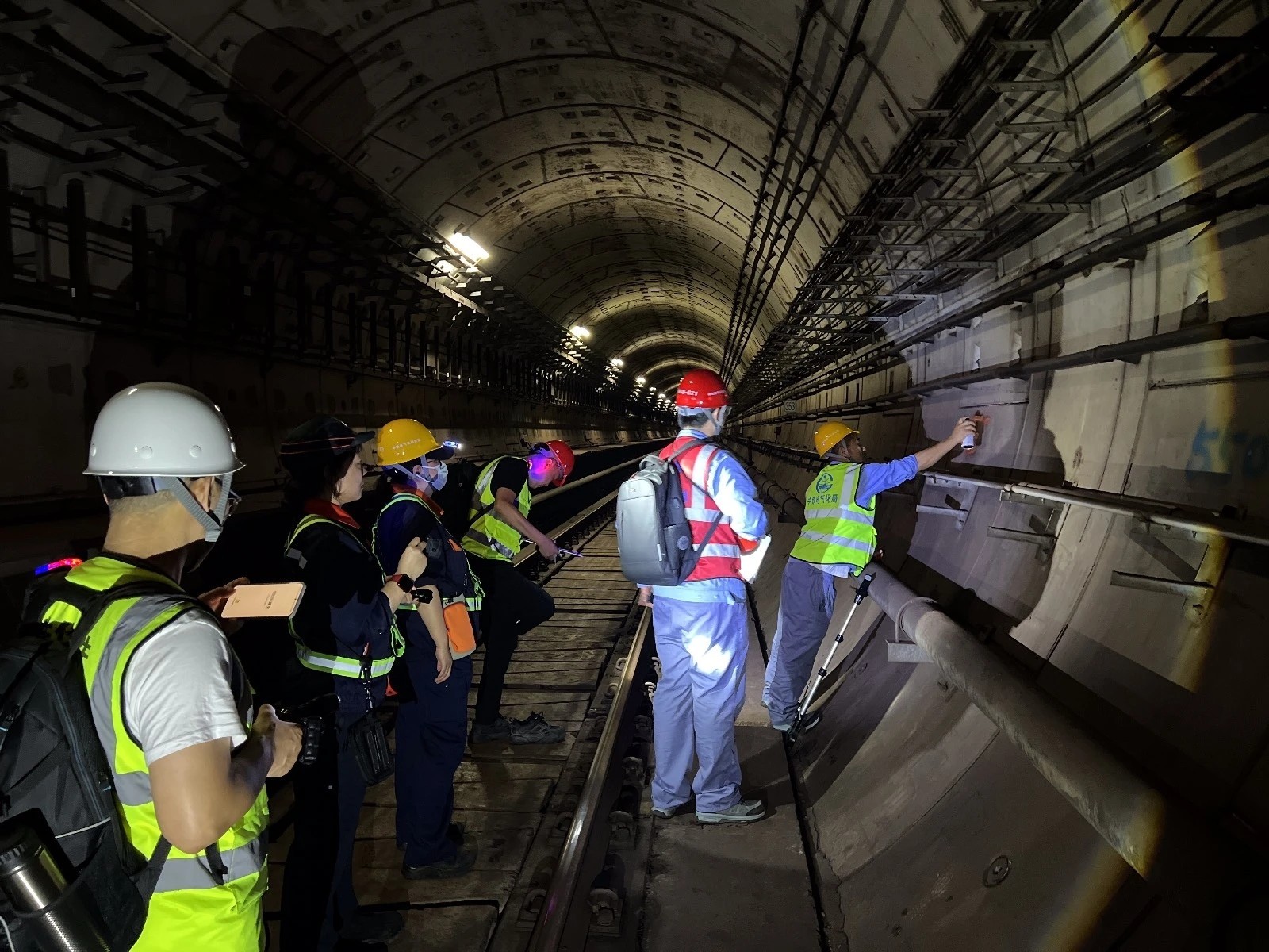 北京地铁10号线信号系统改造采用南京曼卡特304不锈钢自切底机械锚栓