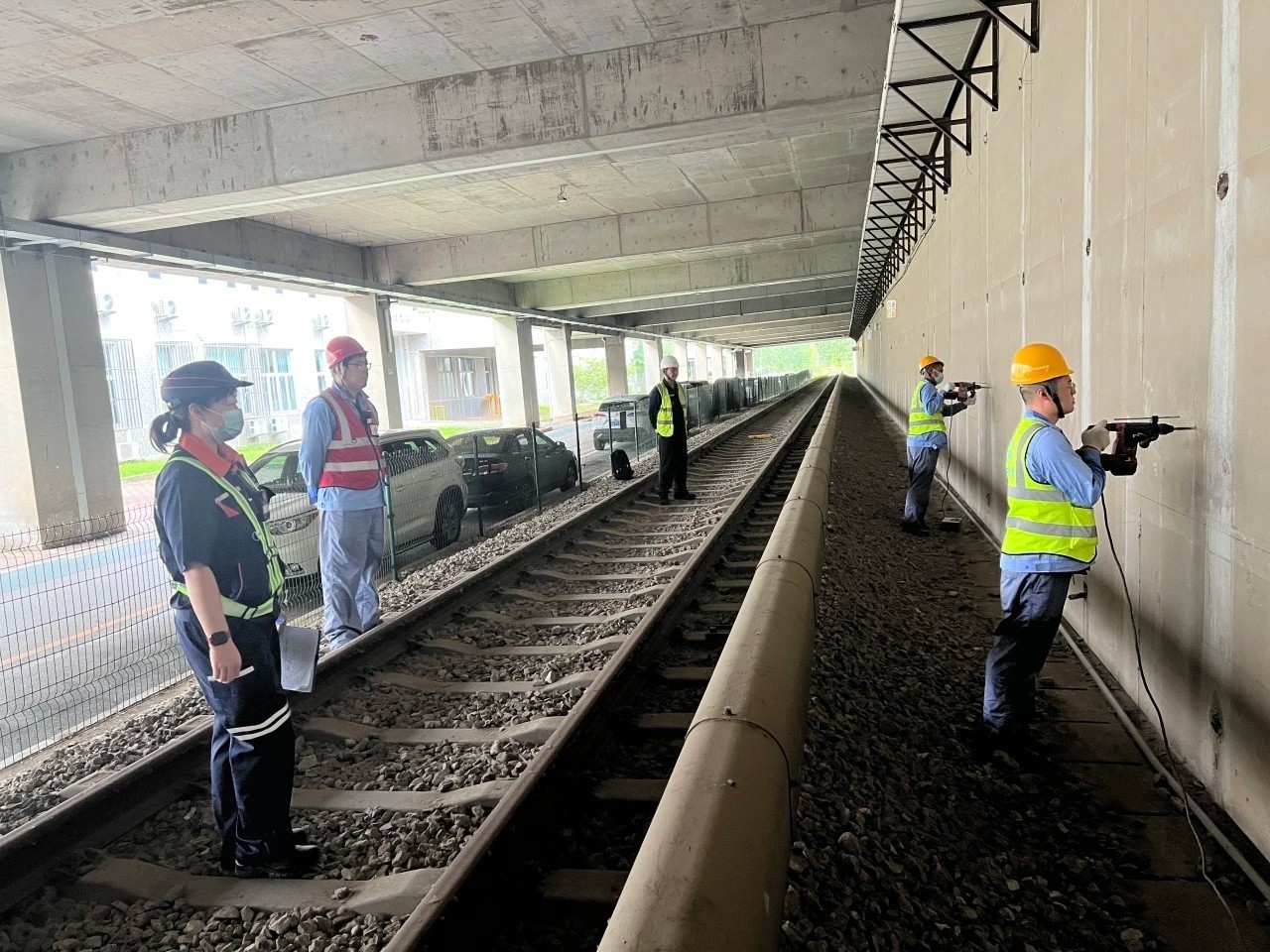 北京地铁10号线信号系统改造采用南京曼卡特304不锈钢自切底机械锚栓1